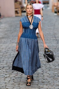 00014-Tory-Burch-Spring-22-RTW-New-York-credit-gorunway.thumb.jpg.0a832a2ce592bad093f7307e1f84118f.jpg