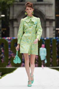 00015-Moschino-RTW-Spring-22-credit-gorunway.thumb.jpg.66d1044b65f7869242b0d1f757641929.jpg