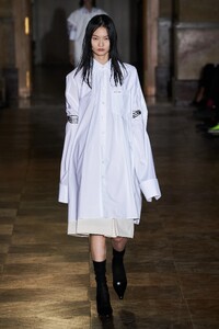 00015-Raf-Simons-Spring-22-RTW-Paris-credit-Gorunway.thumb.jpg.fc08421c327be08d57a0390f0ae5ee42.jpg