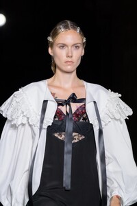 00017-Simone-Rocha-Details-Spring-2022-RTW-Credit-Brand.thumb.jpg.aa585eee5ec96c5dd025f54594ec0e97.jpg
