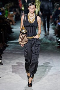 00017-Tom-Ford-Spring-2022-RTW-Credit-FILIPPO-FIOR-GORUNWAY.thumb.jpg.1f4ff82408502b5f9134fd81ae606ba2.jpg