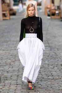 00019-Tory-Burch-Spring-22-RTW-New-York-credit-gorunway.thumb.jpg.bb5efa2080b8ea78319ee6f54e1a8c4f.jpg