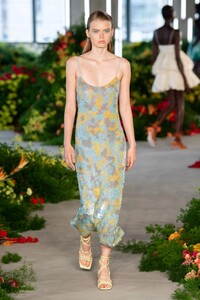 00020-Jason-Wu-Collection-Spring-22-New-York-credit-gorunway.thumb.jpg.9d444b44ab5e9b2be4fe94132909c03a.jpg