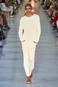00021-Max-Mara-Milan-Spring-2022-RTW-Credit-Alessandro-Lucioni-GORUNWAY.thumb.jpg.4f205f24c7d05b39441dd92dd4105718.jpg