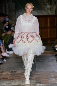 00021-Simone-Rocha-Spring-22-London-credit-Daniele-Obberrauch-Gorunway.thumb.jpg.a98f8a9b1abca81541773f4714caae8e.jpg