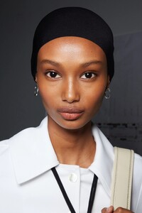 00021-Tory-Burch-Beauty-Spring-22-rtw-new-york-credit-go-runway.thumb.jpg.5c0999539c613430b3bf54450d242443.jpg