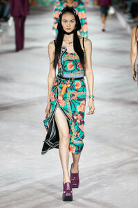 00022-versace-spring-2022-rtw-milan-credit-alessandro-lucioni-gorunway.thumb.jpg.9ea72fd69ccba79c6ef893e7bf84a1d4.jpg