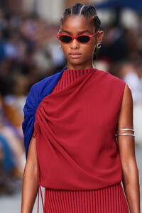00023-Tory-Burch-Details-Spring-22-rtw-new-york-credit-go-runway.thumb.jpg.5e4dc9a8dc6df7f62c9dd2446b33afe3.jpg
