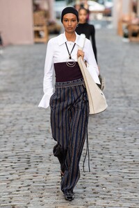 00023-Tory-Burch-Spring-22-RTW-New-York-credit-gorunway.thumb.jpg.4f7be3cf3d75fee96539638fac367771.jpg