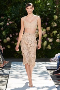 00024-Michael-Kors-Spring-22-RTW-New-York-credit-gorunway.thumb.jpg.5ac1e18346bf4f0ff4384781a02a7825.jpg