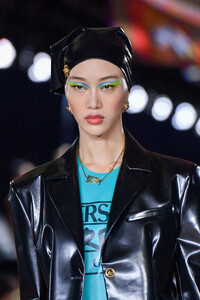 00024-versace-spring-22-rtw-milan-details-credit-brand.thumb.jpg.e0dacf4cf5a1efb32383652c2d9c2836.jpg