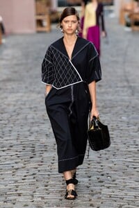 00026-Tory-Burch-Spring-22-RTW-New-York-credit-gorunway.thumb.jpg.bdac7faff7af798e118927fada0b5c40.jpg