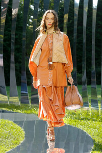 00031-ulla-johnson-spring-22-new-york-credit-dan-lecca-brand.thumb.jpg.5f8824e99ed45a357394340c0dd07672.jpg