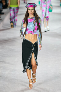 00032-versace-spring-2022-rtw-milan-credit-alessandro-lucioni-gorunway.thumb.jpg.e490fbad582a932d5f7f80d78d2581cd.jpg