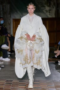 00035-Simone-Rocha-Spring-22-London-credit-Daniele-Obberrauch-Gorunway.thumb.jpg.fea047410dc395d408cd7749b242f863.jpg
