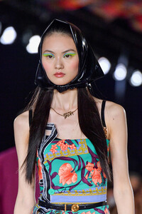 00037-versace-spring-22-rtw-milan-details-credit-brand.thumb.jpg.cbebe9d00d6c3cb8d1a8410b4c412581.jpg