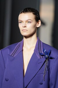 00038-Lanvin-RTW-Spring-22-Paris-details-credit-Gorunway.thumb.jpg.8a5d5eb2dc318ea093bfbcc769a3bb3c.jpg