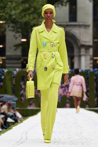 00038-Moschino-RTW-Spring-22-credit-gorunway.thumb.jpg.f0bbc4c0dd241005a90c12b74ed66876.jpg