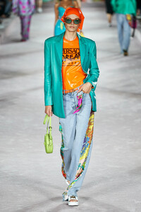 00038-versace-spring-2022-rtw-milan-credit-alessandro-lucioni-gorunway.thumb.jpg.59867aa469165d3aab4ed9fd2c48cc41.jpg