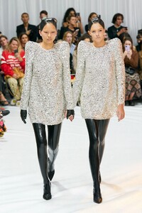 00039-Richard-Quinn-Spring-22-RTW-London-credit-gorunway.thumb.jpg.aa60537aad8579ae4812abb6259135a0.jpg