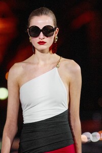 00040-Saint-Laurent-Spring-22-RTW-DETAILS-credit-gorunway.thumb.jpg.bca88080d18622acf869ab8c60be5736.jpg