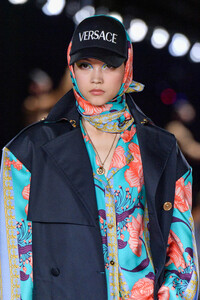 00041-versace-spring-22-rtw-milan-details-credit-brand.thumb.jpg.7e2351ca8ac582163540fd88a625c911.jpg