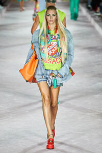 00042-versace-spring-2022-rtw-milan-credit-alessandro-lucioni-gorunway.thumb.jpg.e8ed82a1ad0048cafd402d090a0f69a4.jpg