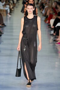 00043-Max-Mara-Milan-Spring-2022-RTW-Credit-Alessandro-Lucioni-GORUNWAY.thumb.jpg.06c2d0deffe68357a72918edeb809e51.jpg