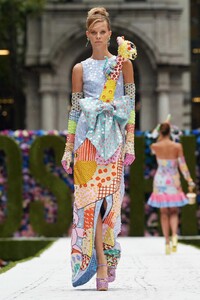 00046-Moschino-RTW-Spring-22-credit-gorunway.thumb.jpg.ee9a8691136b39725f76ed169c6b8e7f.jpg