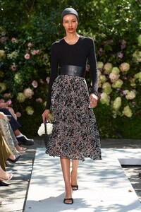 00047-Michael-Kors-Spring-22-RTW-New-York-credit-gorunway.thumb.jpg.4c74d369a9fbc4451c57bf6cba64c51a.jpg