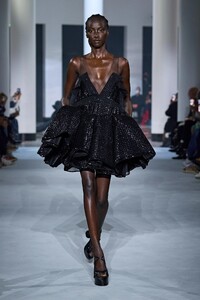 00048-Lanvin-RTW-Spring-22-Paris-credit-Gorunway.thumb.jpg.8fa6dedbc039ca9de5c97bc209451211.jpg