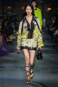00057-valentino-spring-22-rtw-paris-credit-gorunway.thumb.jpg.64587f53fa042a0128e60e2b898e902c.jpg