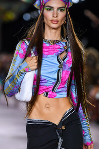 00057-versace-spring-22-rtw-milan-details-credit-brand.thumb.jpg.382fe7ea3ed31343086afa92f6e2e607.jpg