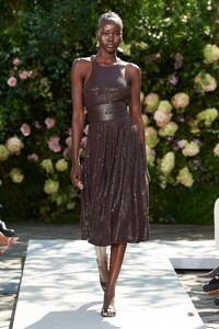 00060-Michael-Kors-Spring-22-RTW-New-York-credit-gorunway.thumb.jpg.517ace9055f4c8b7e76d525fa0edc863.jpg