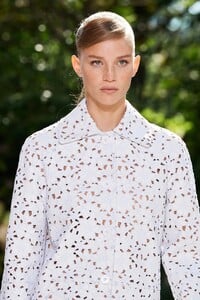 00061-Michael-Kors-Spring-22-NEw-York-RTW-credit-gorunway.thumb.jpg.e3cc727fc58980994a153ec4c10d17c0.jpg