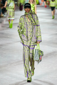 00061-versace-spring-2022-rtw-milan-credit-alessandro-lucioni-gorunway.thumb.jpg.2eb3961b98c89913b0890816ac71886b.jpg