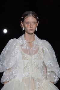 00068-Simone-Rocha-Details-Spring-2022-RTW-Credit-Brand.thumb.jpg.f5aaf7cf276f6239811d26294fda433b.jpg