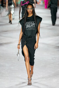 00072-versace-spring-2022-rtw-milan-credit-alessandro-lucioni-gorunway.thumb.jpg.92150b81e614b6ab3b33c657ba8210b1.jpg