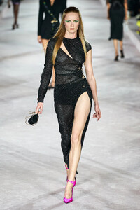 00074-versace-spring-2022-rtw-milan-credit-alessandro-lucioni-gorunway.thumb.jpg.1941718a78d464d7077bc0a908a03d6d.jpg