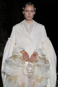 00077-Simone-Rocha-Details-Spring-2022-RTW-Credit-Brand.thumb.jpg.2a99aeebfa097c2ca208380e91081f76.jpg