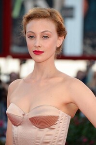 09-sarah-gadon-photos.jpg