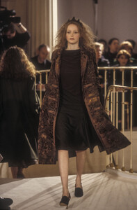 1041280411_NinaRicci1998WomenRTW41.thumb.jpg.2501e0b05b502bb87fdfcbb9d311264c.jpg