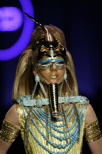 1070182158_ChristianDior2004HauteCouture69.thumb.jpg.abe0229aa7984f5fdaef230e61b3f8bb.jpg