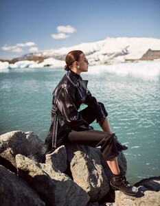 1071813794_VogueJapanFeb20197.thumb.jpg.7fe315fee9306ad450ad27a43d226f61.jpg