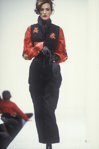 1103282537_DolceGabbana1992WomenRTW87.thumb.jpg.19b53573d91fedfede274b8e420c6dc5.jpg