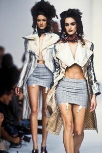 1183285541_JohnGalliano1992WomenRTW49.thumb.jpg.d5b26fbcb13cf77c97d91b662d65af38.jpg