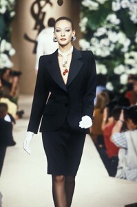 1201590877_YvesSaintLaurent1995HauteCouture32.thumb.jpg.6107a55957985aef3e864bc9e8f76160.jpg