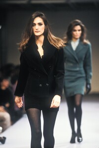 1210165119_AzzedineAlaia1990WomenRTW115.thumb.jpg.d8603b3fd20d5f92fae25ad01e4d182d.jpg
