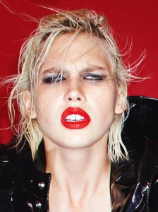 1216701936_VogueParisApril201922.thumb.jpg.25e03568a28f8a888a796486870b1b9f.jpg