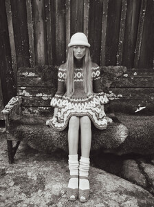 1232115532_VogueParisNovember2019020.thumb.jpg.32551c1f3b2e5515c29a84ee8f5f689f.jpg